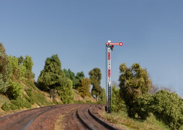 Home Signal with a Lattice Mast (Hp 0 / Hp 1)